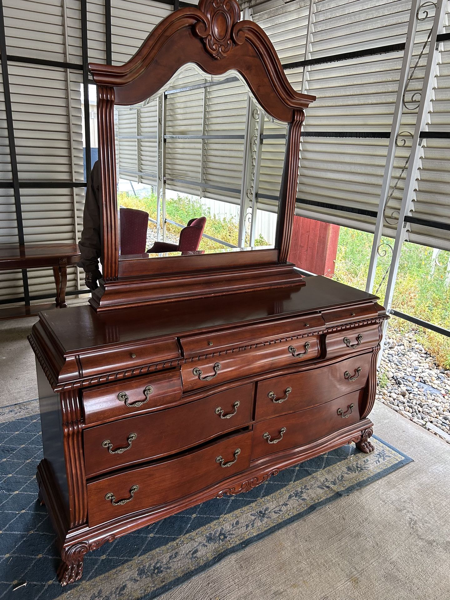 Queen Bedroom Set With 2 Chairs And Table 