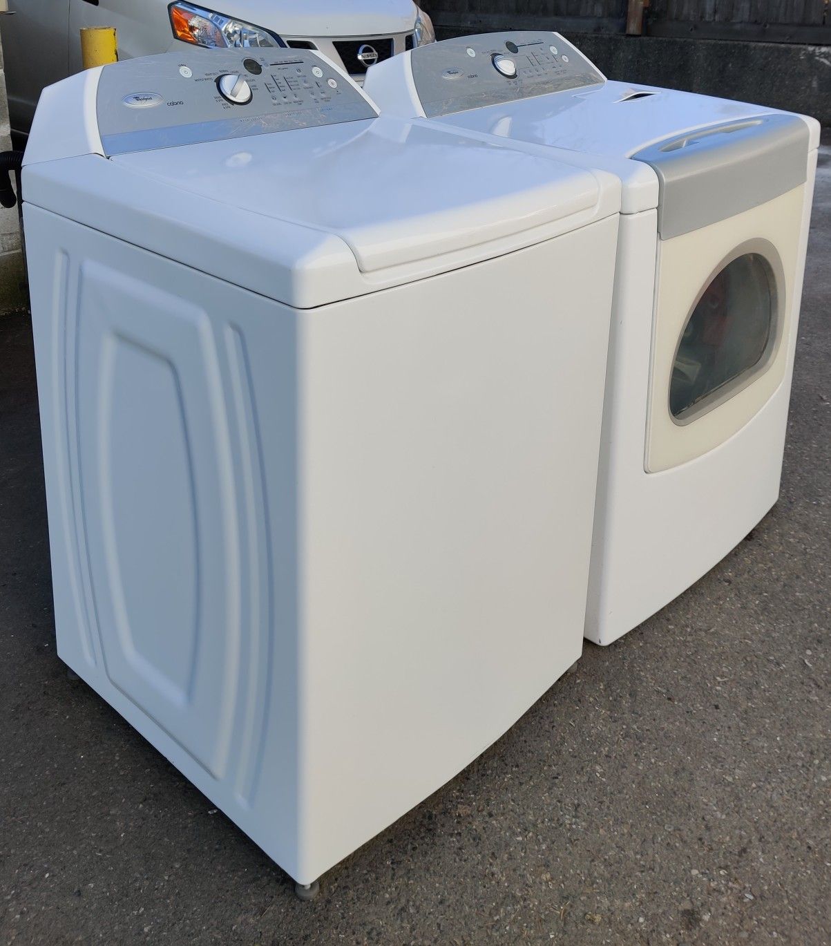 Whirlpool Cabrio washer and dryer (Electric) for Sale in Puyallup, WA