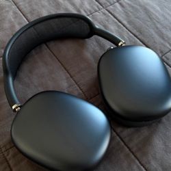 Apple AirPod Maxes