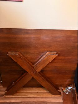 Extendable Wood Dining Table w 8 chairs