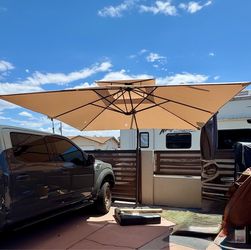 Beige Top 9.5ft Cantilever Patio Umbrella with weighted water stand **NEW** sombrea de patio