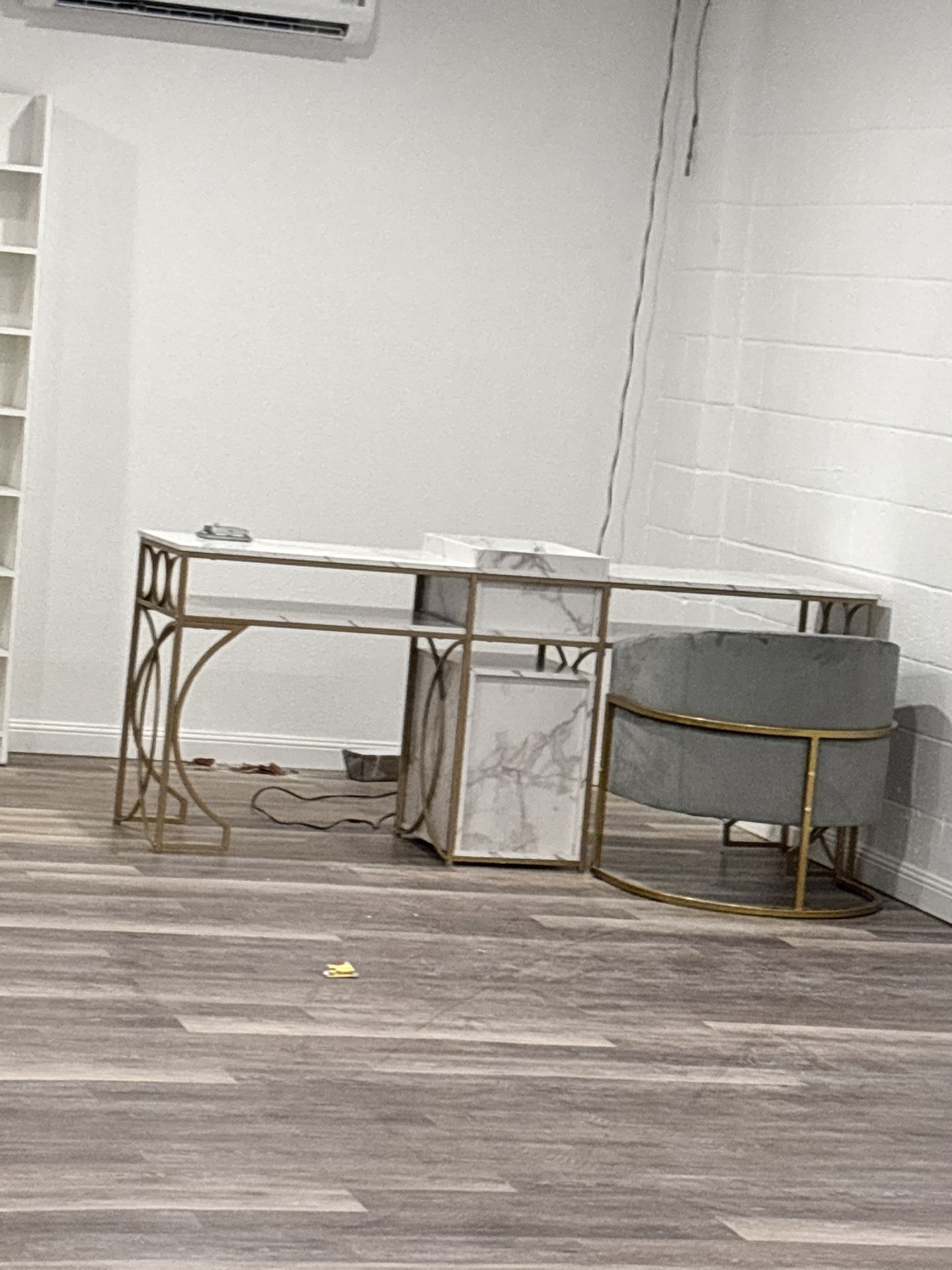 Manicure Table : 2 Stations With Grey Chair
