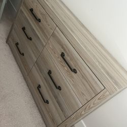 Hennington/Senbry Ashley Furniture Bedroom Set