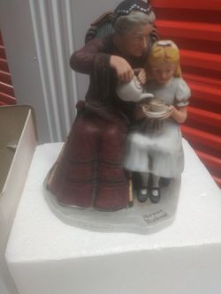 NORMAN ROCKWELL FIGURINE " THE HANDKERCHIEF"