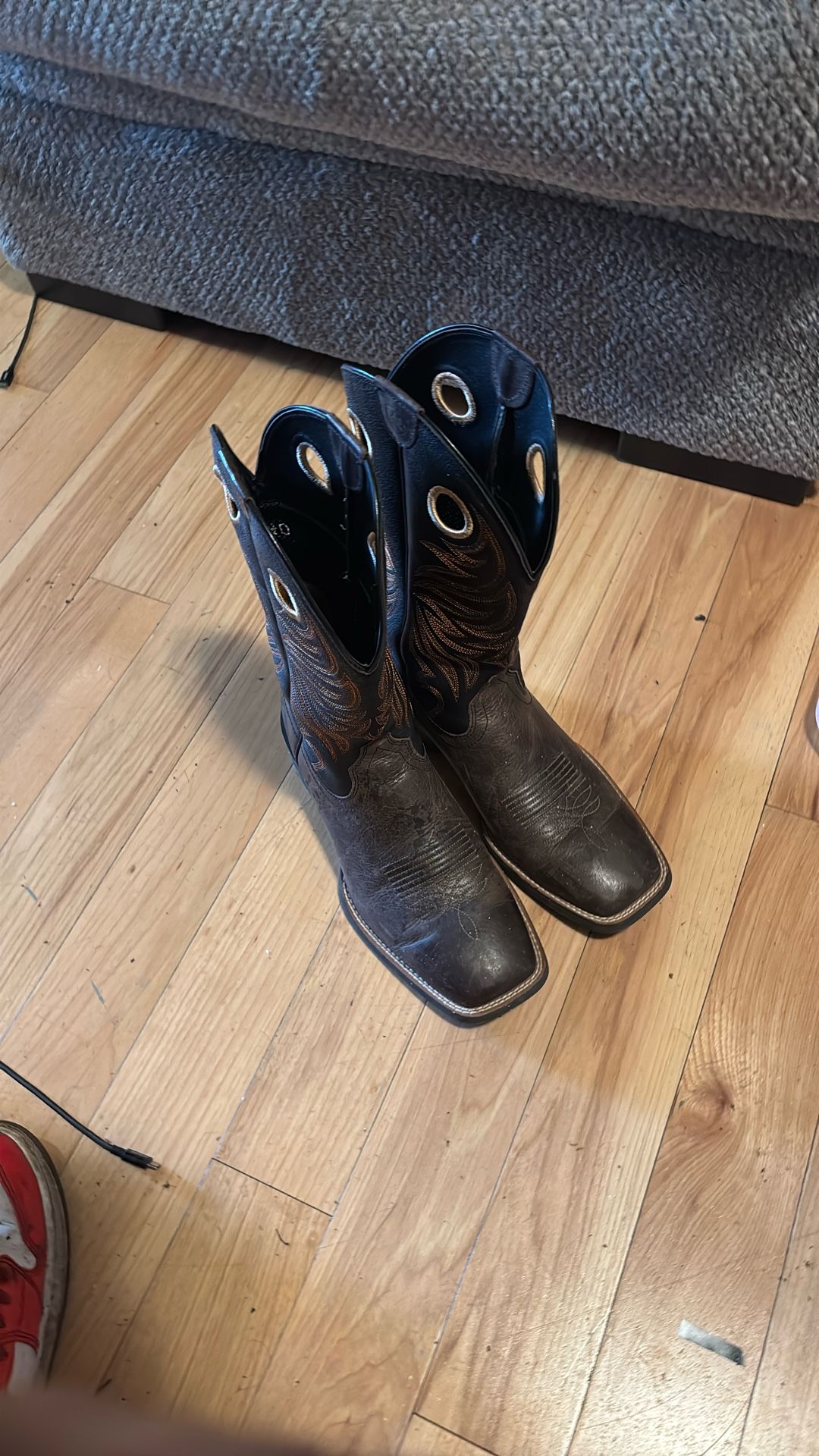 Men’s cowboy boots 9.5