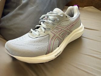 Women’s 8.5 NIB Running Shoe