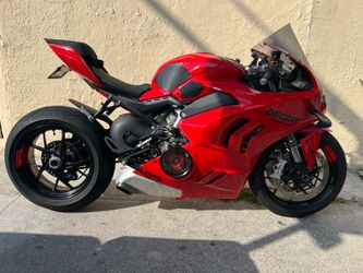 2023 Ducati panigale v4