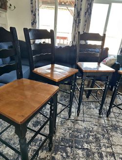 Tall dinning table and chairs