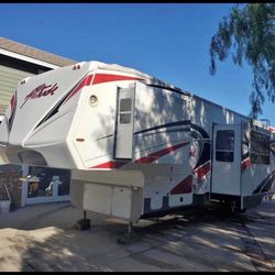 Toy Hauler, Eclipse Attitude 35ft M-30G2S