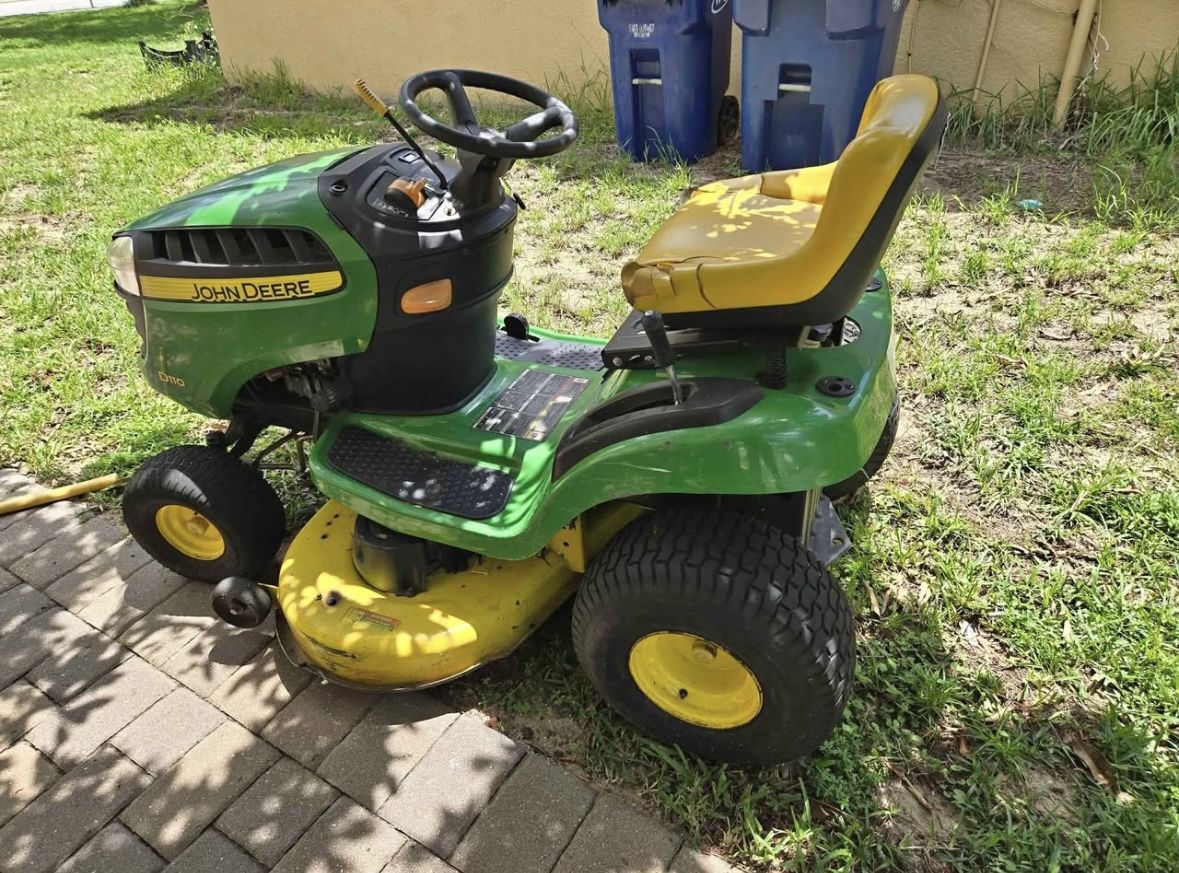 John Deer Riding Tractor 228 Hours Only