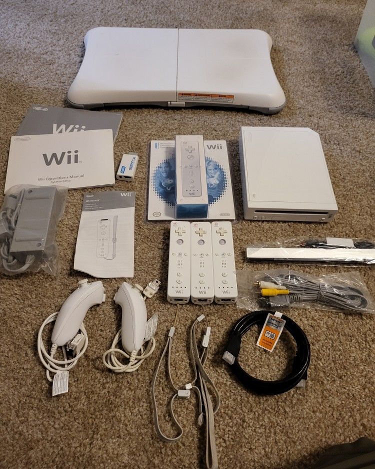 Modded Wii with many Games NES, SNES, Gameboy Advance 4 Controllers Wii Balance Board