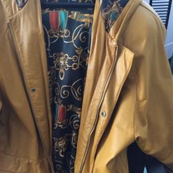 Women's leather jacket zip up and you can snap and snug tighter at waist Like new