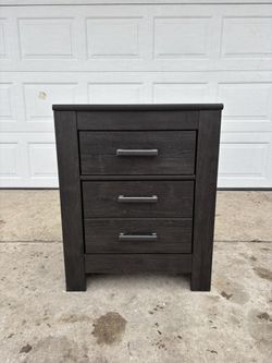 ‼️Brinxton 2 Drawer Nightstand‼️FOR SALE 100$ OR BEST OFFER‼️GREAT CONDITION🚚DELIVERY AVAILABLE🚚