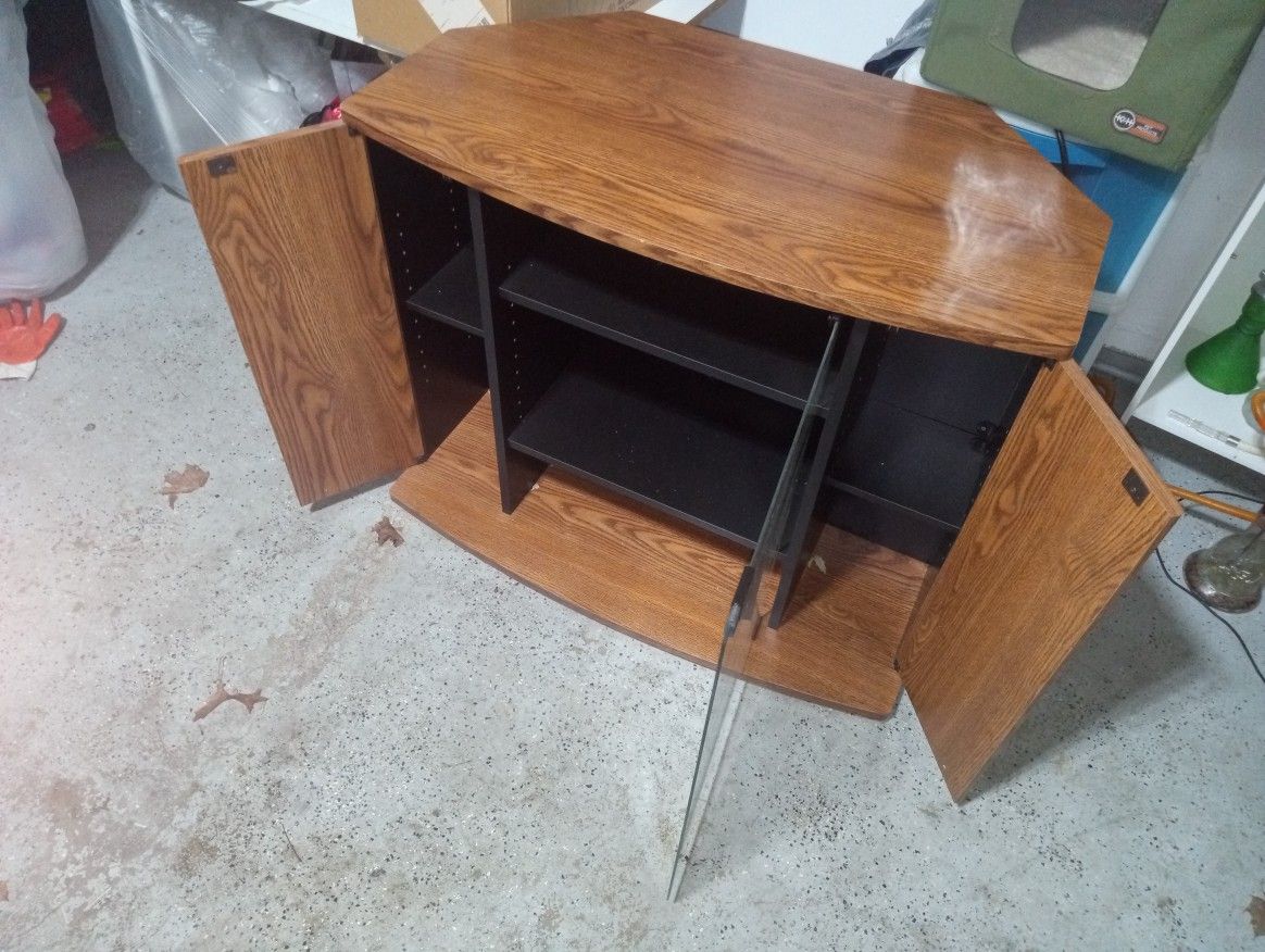 TV STAND / MEDIA CABINET 