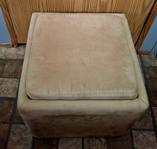SMALL CUTE OTTOMAN WITH STORAGE 