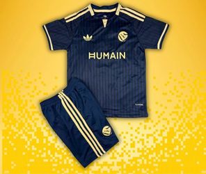 Ronaldo kids sizes 22,24,26,28 set  Al-Nassr soccer kit includes a yellow jersey and navy blue shorts. The jersey has the name CRISTIANO 'RONALDO' and