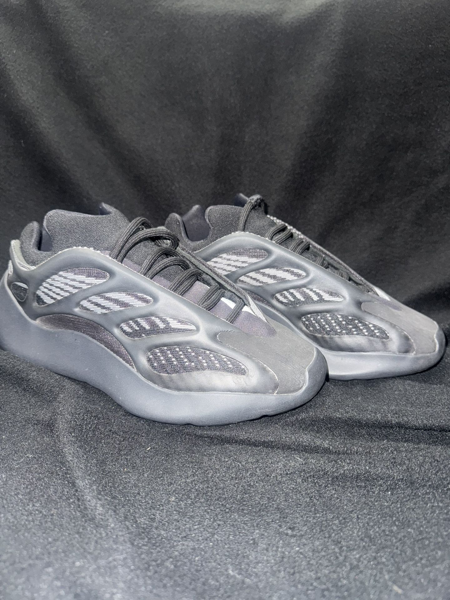 Yeezy 700 V3 ‘Alvah’ – Black – Excellent Condition – Size 5