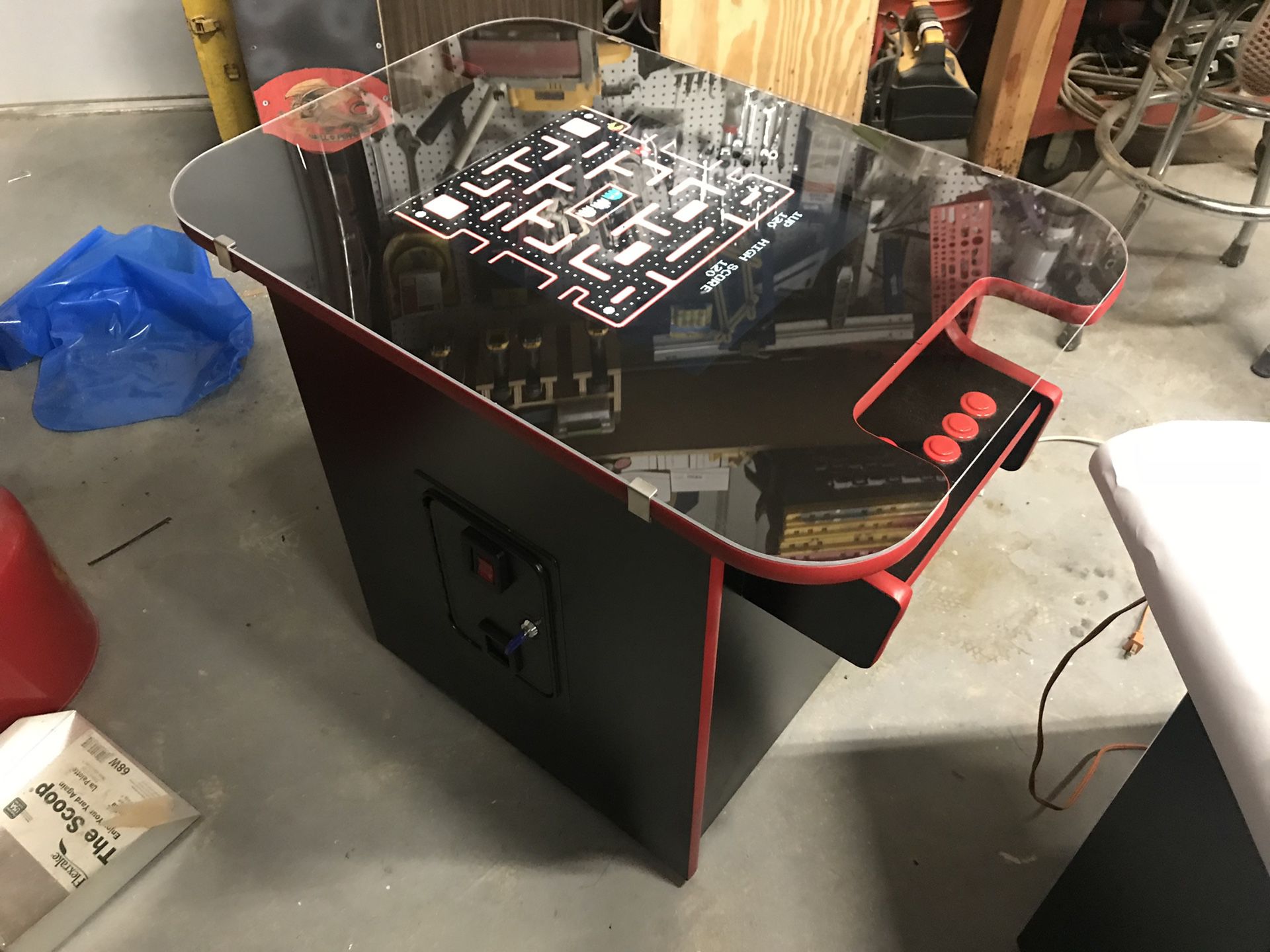 Arcade cocktail table with 60 classic games New