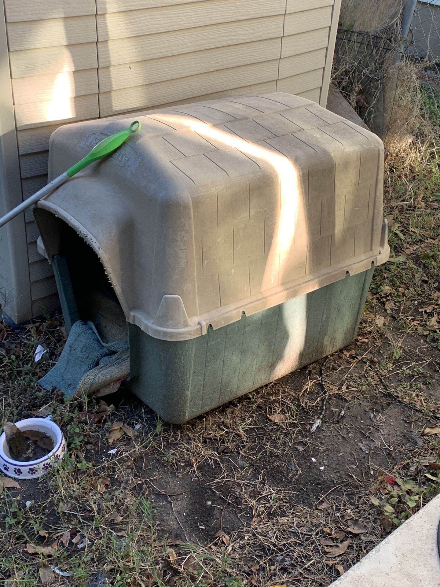Dog house USED