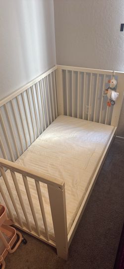 toddler crib/ bed