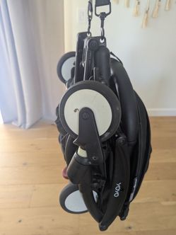 Babyzen YoYo2 Black  lightweight and compact
