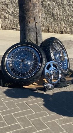 The front wheel is a 17 and the rear wheel is in sixteenthat's The holy Davidson from rap Fender  Fits  17' inches  Wheel And I have a Brand new front