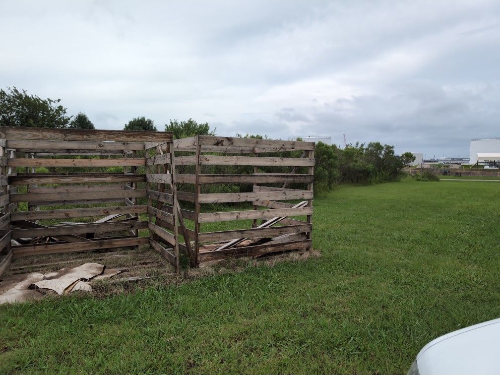 FREE WOOD PALLETS