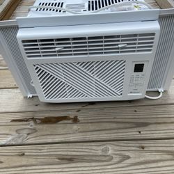 Comfort Zone 6,000 BTU BASICALLY NEW AIR CONDITIONER
