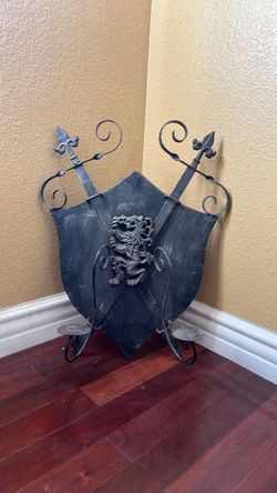 Large Medieval Lion Crest Metal Wall Decor – Shields & Swords