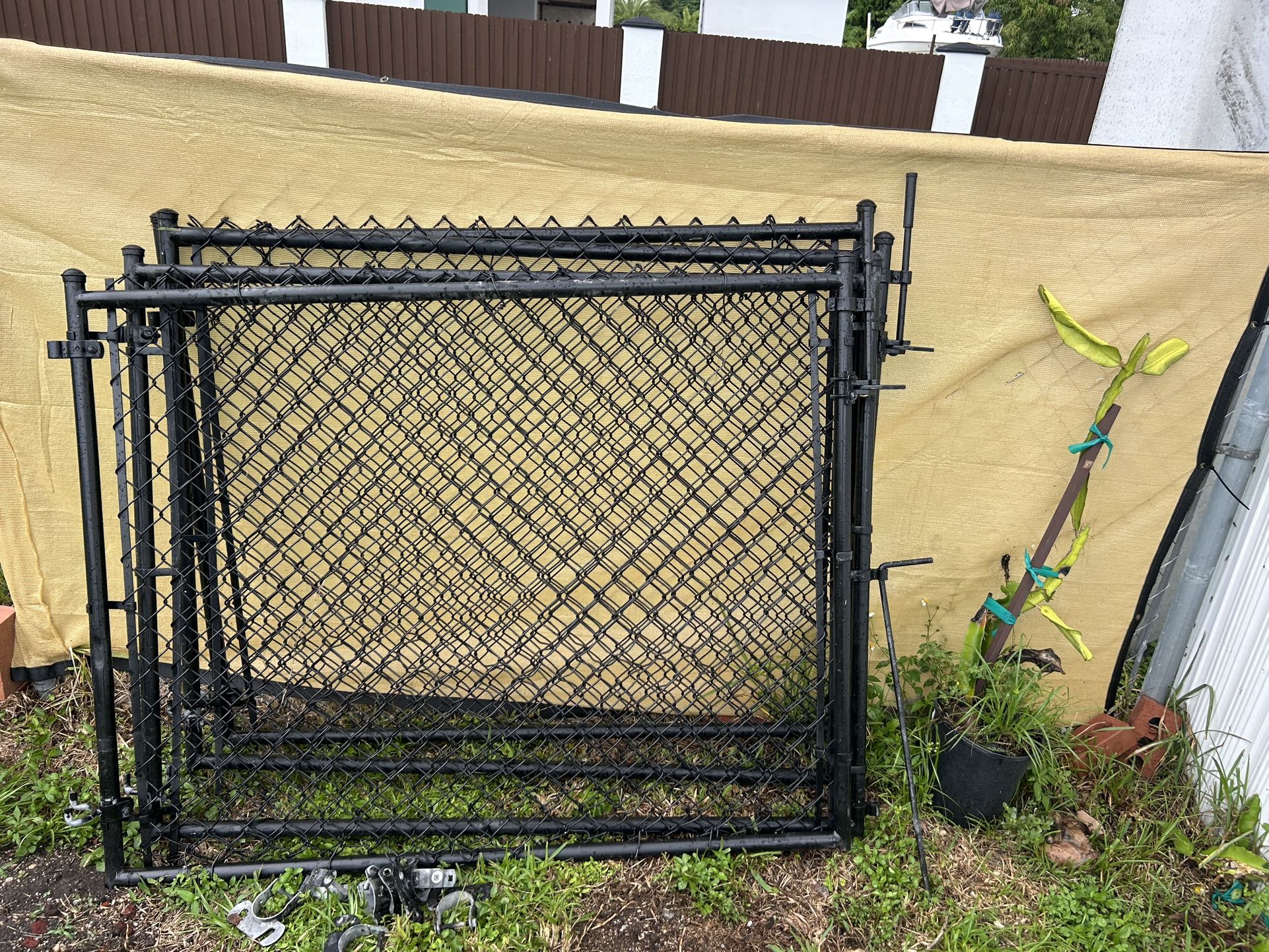 Black Chain Link Double Gate Set – 10ft Total (Like New, Complete Hardware  Included)