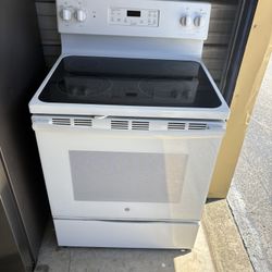 White Glasstop Electric Stove/Oven with Self-Cleaning Oven