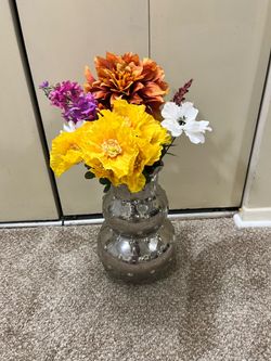 Decorative 18” shiny diver vase with faux flowers details in the photos pickup Gaithersburg md20877