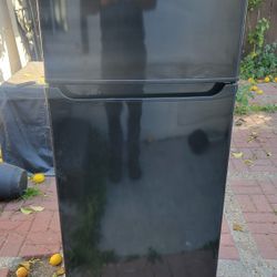 Medium Size Refrigerator 7.6 cf