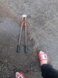 Bolt cutters