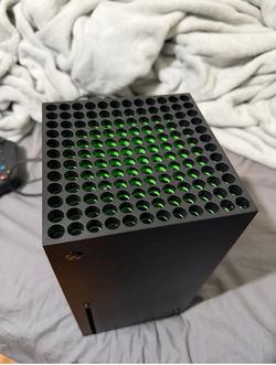 Xbox Series X 1TB Disc Edition + 2 Controllers