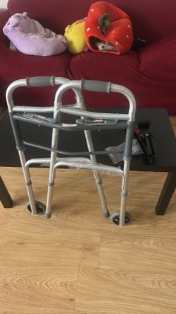 Combo de andar con ruedas delanteras + bastón plegable.