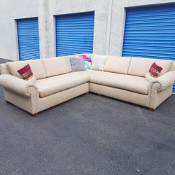 Modern sectional couch 🛋️ very nicely ce