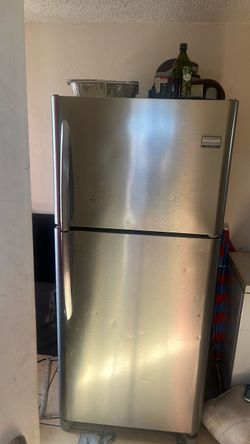 Frigidaire Gallery Stainless Steel Top-Freezer Refrigerator
