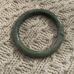 Beautiful Jade bangle .Grade A Quality Jade bangle.  Bought for my daughter but she out grew it. This retails for at 260.00.  I a
