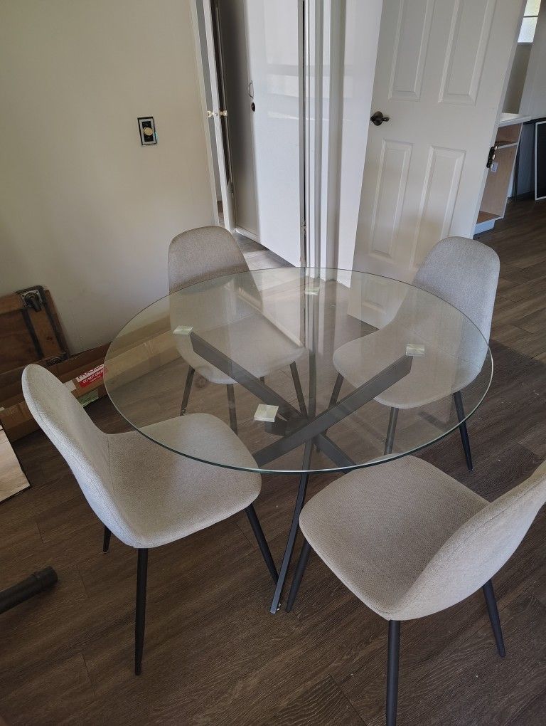 Dining Table In Good Condition 175 Cash