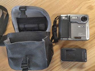 Old school SONY digital MAVICA MVC-FD5 camera takes 1.44 floppy disks