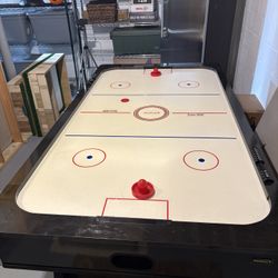 Air Hockey Table 4x7 In Excellent Condition