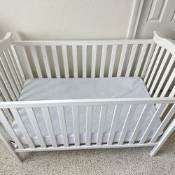 Graco White Baby Crib