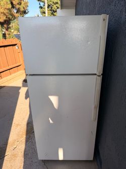 General Electric (GE) top-freezer refrigerator
