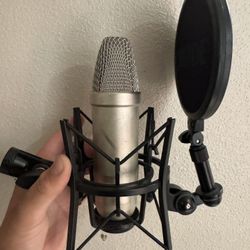 RØDE NT1 5th Generation Large-diaphragm Studio Condenser Microphone with XLR and USB Outputs, Shock Mount and Pop Filter