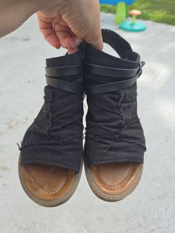 Women's Black Sandals!Size 7.5 . Used