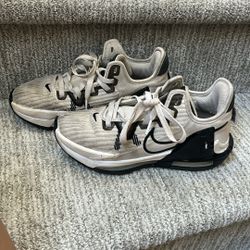 Women’s LeBron Basketball Shoes 