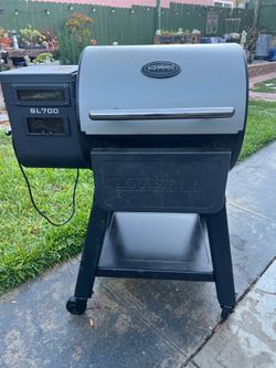 Louisiana Grills SL700 Wood Pellet Smoker & Grill w/Cover + Manual – Excellent Condition – $350 OBO