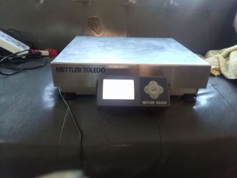 Mettler countertop scalein new condition retails at 1127$ on line