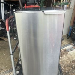 Hoshizaki AM-50BAE 14 7/8" Air Cooled Undercounter Top Hat Cube Ice Machine - 51 lb
